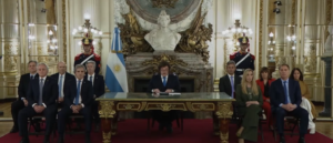 Funcionarios enfrentan recortes salariales ante déficit fiscal