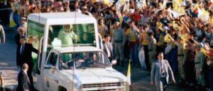 La controversia del Papa y la Hilux en el último acto